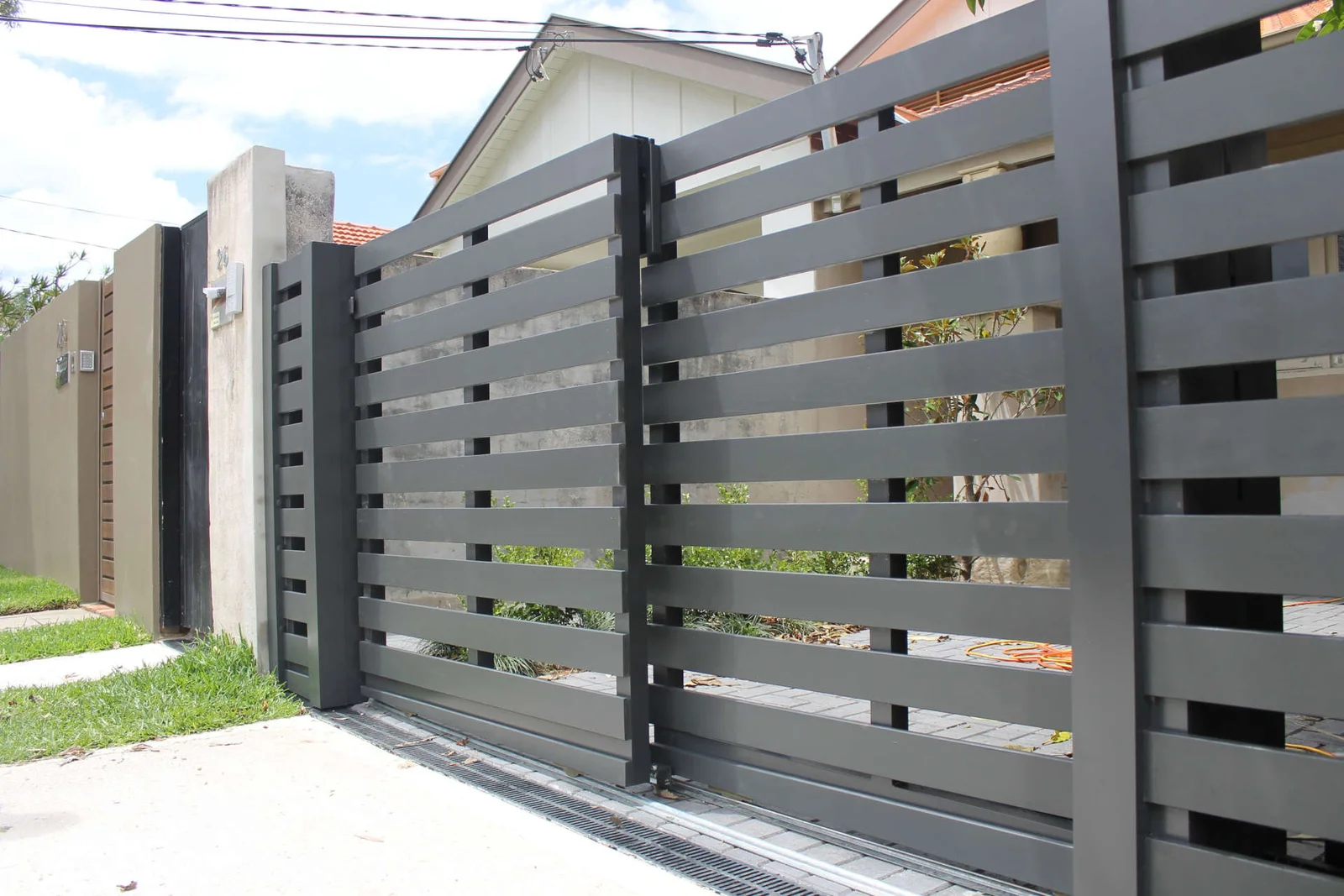 Enables larger openings with limited lateral room.